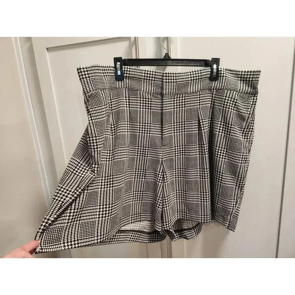 Torrid Wide Leg Studio Crepe Pleated Houndstooth Short - Picture 2 of 11
